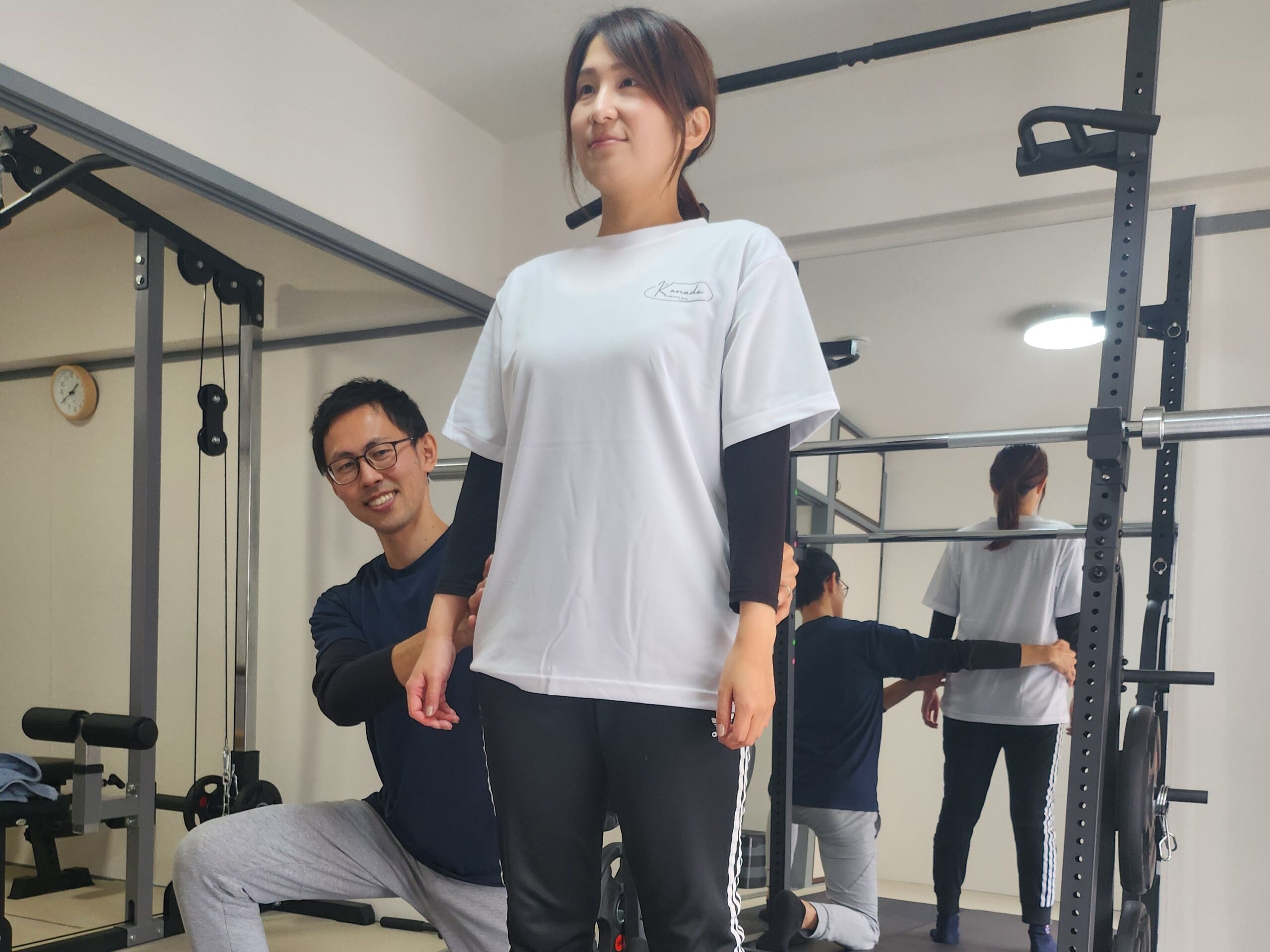 姿勢を確認する2人